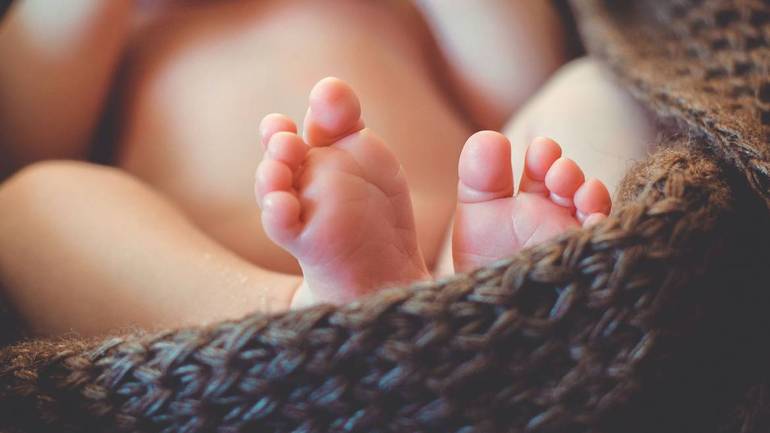 Ancora un record negativo per la natalità: nel 2022 le nascite scendono a 393mila 