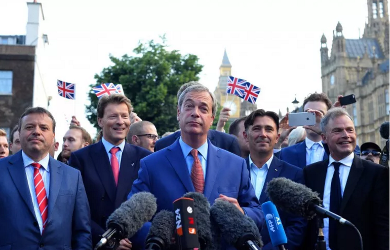 Vincono Farage e il no. Perdono il sì e Cameron. Il Regno Unito, diviso in due, volta le spalle all’Europa