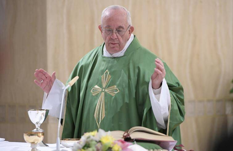 Papa Francesco: a Santa Marta, con la “comunicazione calunniosa” e la “seduzione degli scandali” si distruggono persone e istituzioni