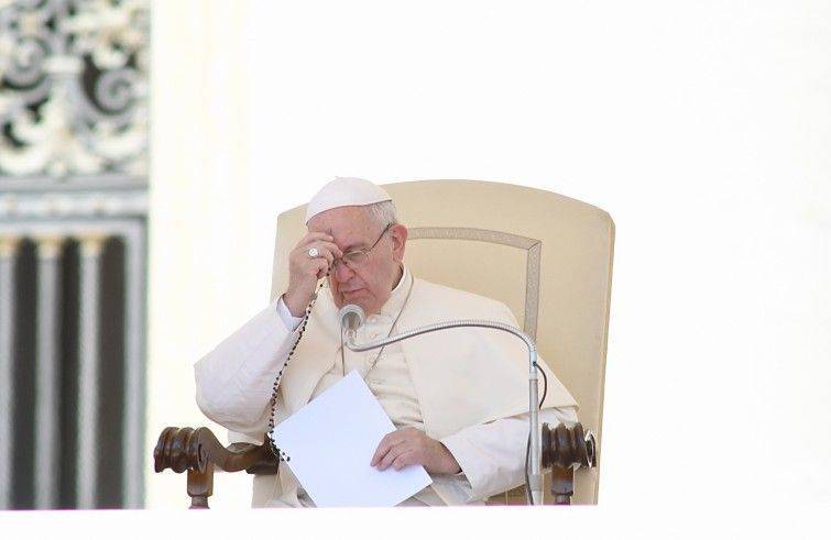 Papa Francesco: “pregare il Rosario a casa e in famiglia”. I testi integrali delle due preghiere per il mese di maggio
