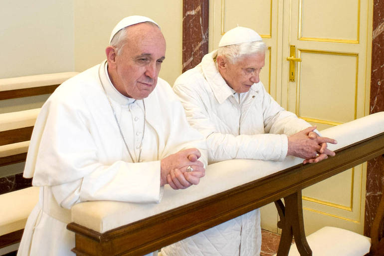 Papa Francesco: nella prefazione al libro di Benedetto XVI, “Si vede che è un uomo che veramente crede, che veramente prega”