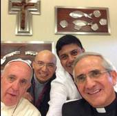 Tutti a caccia del selfie con il Papa