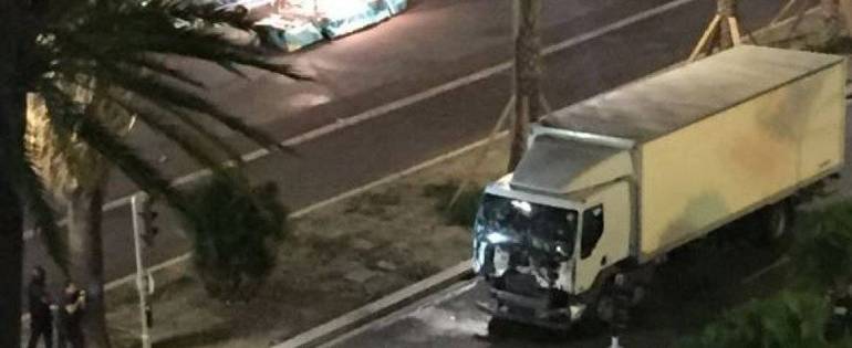 Attentato a Nizza: spari da camion, 60 morti