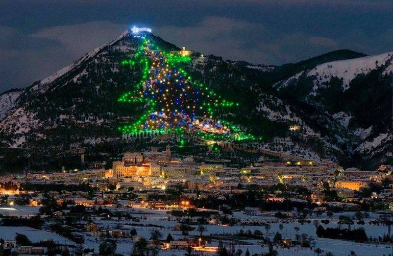 L’albero di Natale più grande? È a Gubbio, in Umbria