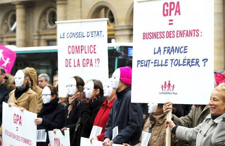 Le femministe francesi dicono no alla maternità surrogata