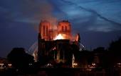 Notre Dame de Paris dilaniata dalle fiamme