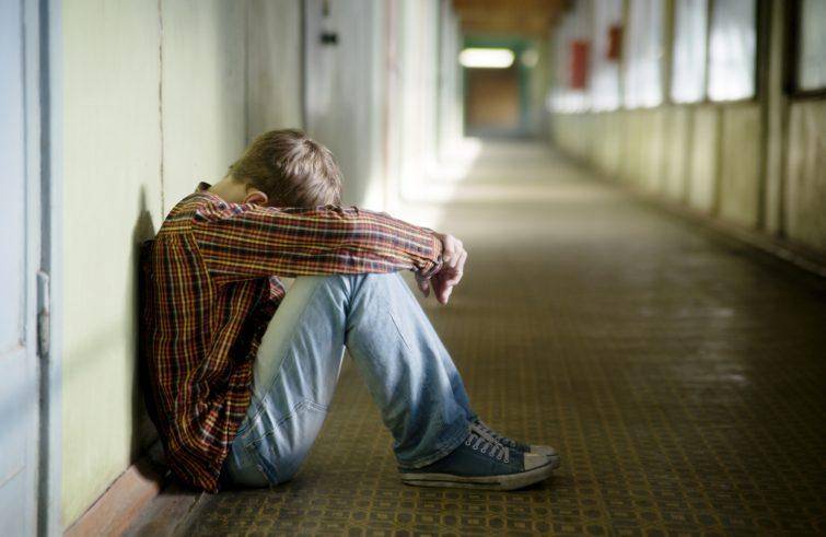 Suicidi tra gli adolescenti: educare i giovani al “senso del limite”