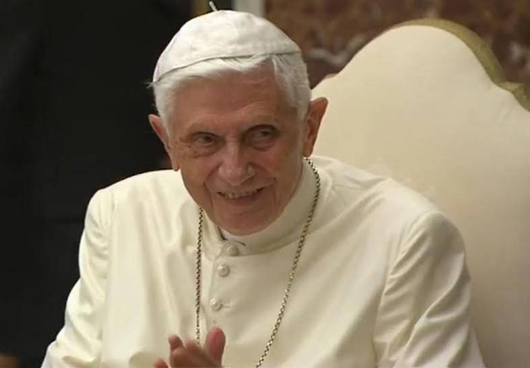65 anni di sacerdozio per Benedetto XVI con Francesco