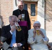 Benedetto XVI: "il mio cuore è pieno di gratitudine per i 90 anni che il buon Dio mi ha donato"