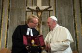 Cattolici e luterani per la prima volta insieme commemorano Lutero e la Riforma