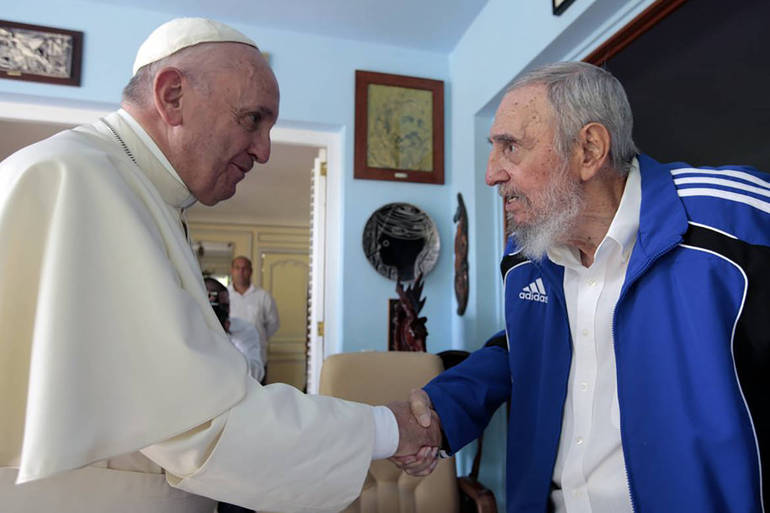 Cuba avvolge Francesco, il Papa del disgelo