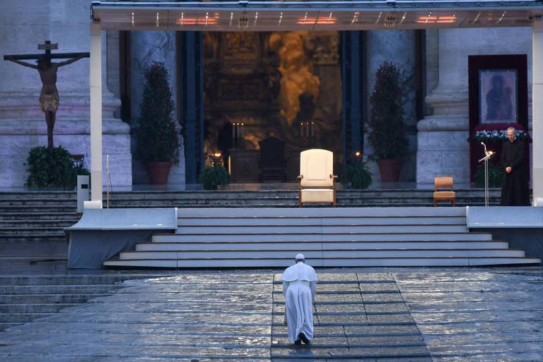 Due anni fa la preghiera di papa Francesco da solo a piazza San Pietro