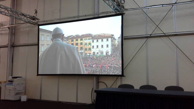 Francesco a Prato: città dell'accoglienza. "La corruzione è un cancro, l'illegalità un veleno" 
