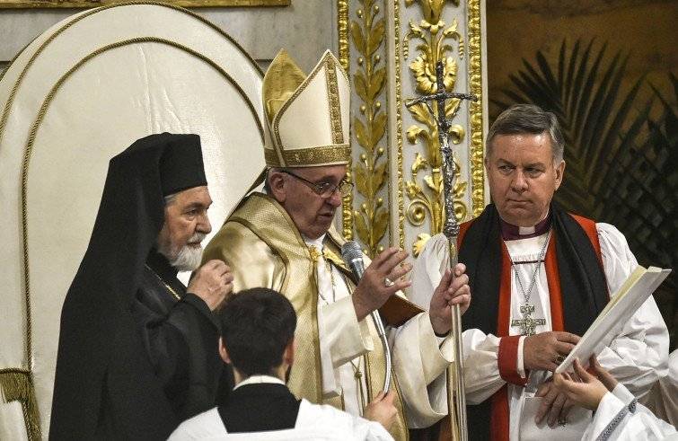 Francesco chiede un passo avanti sull'ecumenismo