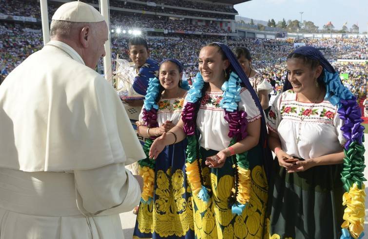Francesco rincuora i giovani messicani: "voi siete il futuro della Chiesa"