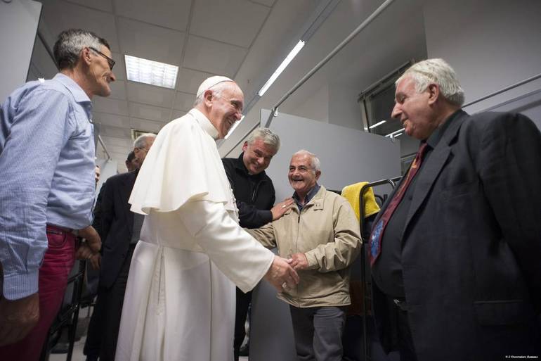 Il Papa a sorpresa tra i senzatetto
