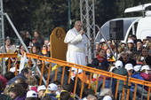 Il Papa chiede lavoro e poi denuncia: la corruzione spuzza
