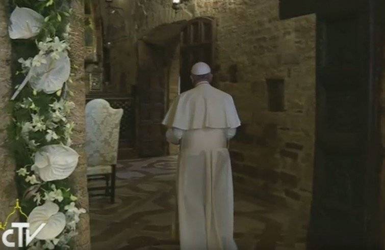Il Papa in preghiera alla Porziuncola