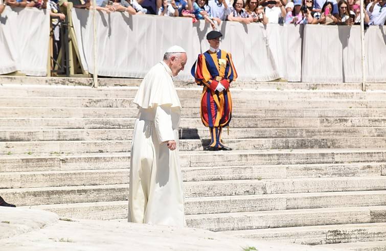 Il Papa in San Pietro con i rifugiati. "Il cristiano non esclude nessuno"