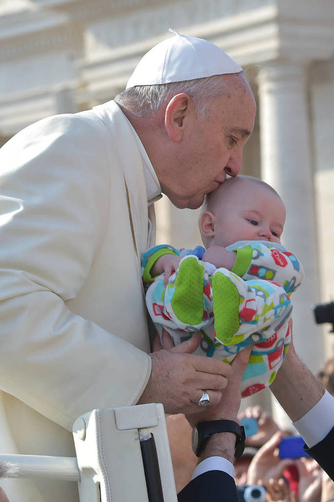 Il Papa: "la scuola è una grande famiglia per tutti"
