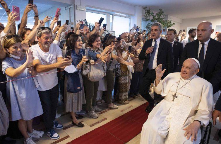 Il papa rientra in Vaticano, riprende gli appuntamenti con gradualità