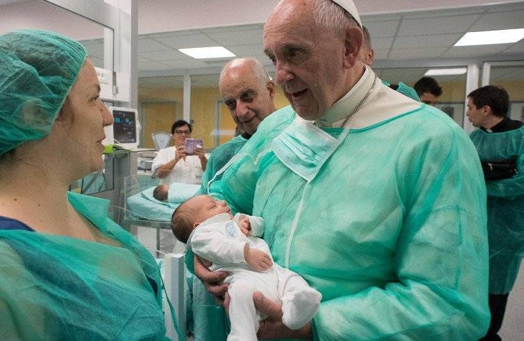 Il Papa tra i bambini dell'ospedale San Giovanni