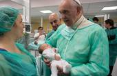 Il Papa tra i bambini dell'ospedale San Giovanni