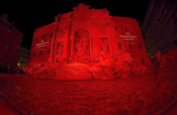 La Fontana di Trevi si è tinta di rosso per i cristiani perseguitati
