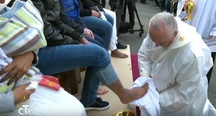 La Messa in Coena Domini di papa Francesco: "i gesti valgono più delle parole"