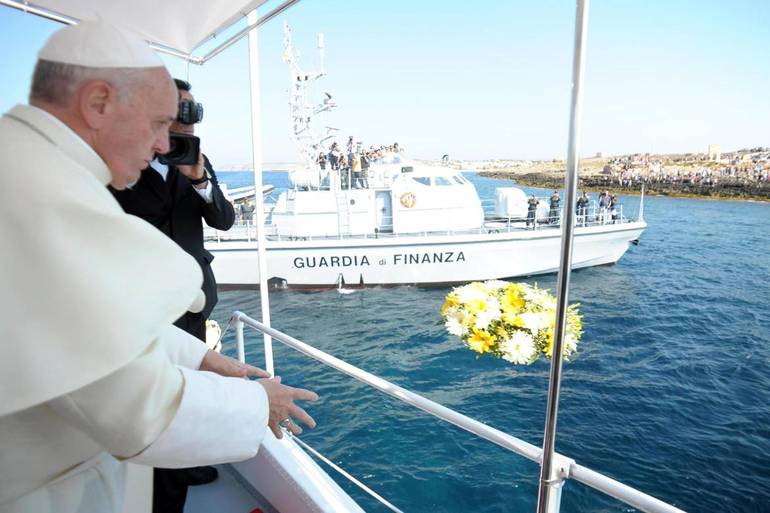 Papa Francesco a Lesbo tra i migranti