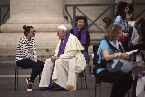 Papa Francesco a sorpresa tra i confessori del Giubileo dei ragazzi