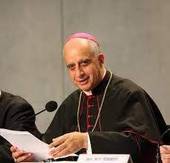 Papa Francesco: affida a monsignor Fisichella la preparazione dell’Anno Santo 2025
