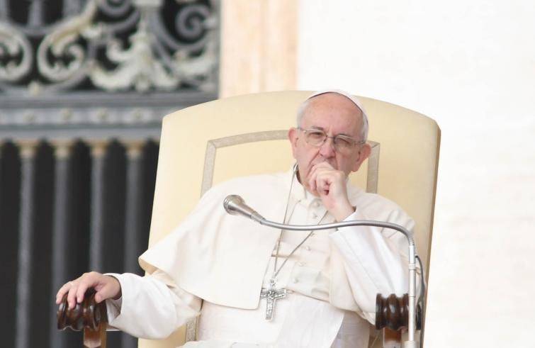 Papa Francesco ci dice perché dobbiamo andare a Messa, ma anche come "stare" a Messa 
