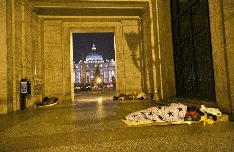 Papa Francesco: dormitori aperti no stop per i senza tetto