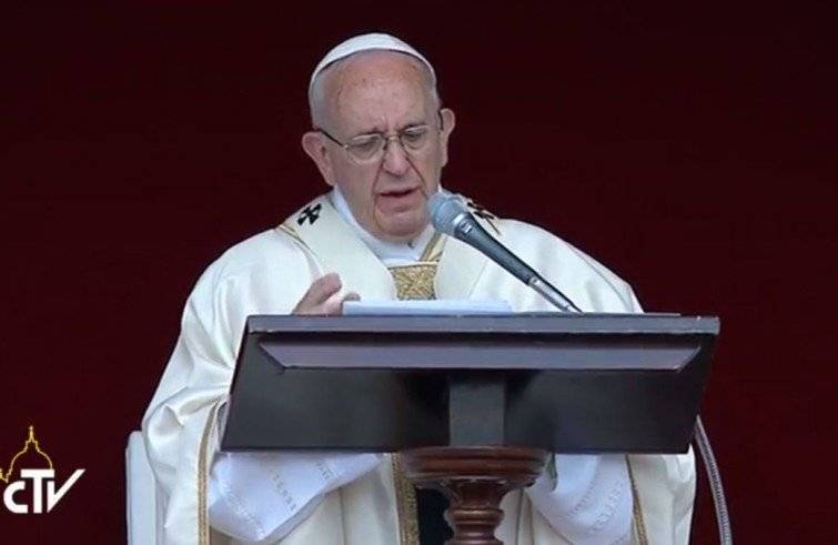 Papa Francesco: "il sacerdote sa includere, non privatizza tempi e spazi"