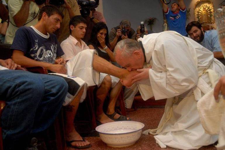 Papa Francesco in Coena Domini: "Gesù si fa schiavo degli uomini"