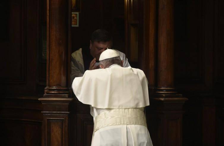 Papa Francesco: si confessa nella basilica di S. Pietro e confessa alcuni fedeli