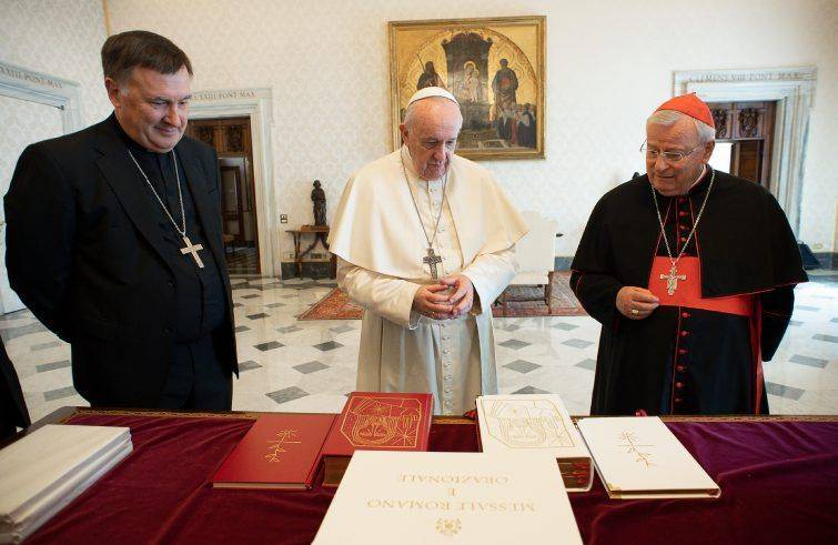 Presentato al papa il nuovo messale 