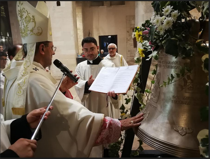 L'Arcivescovo mentre benedice la nuova campana