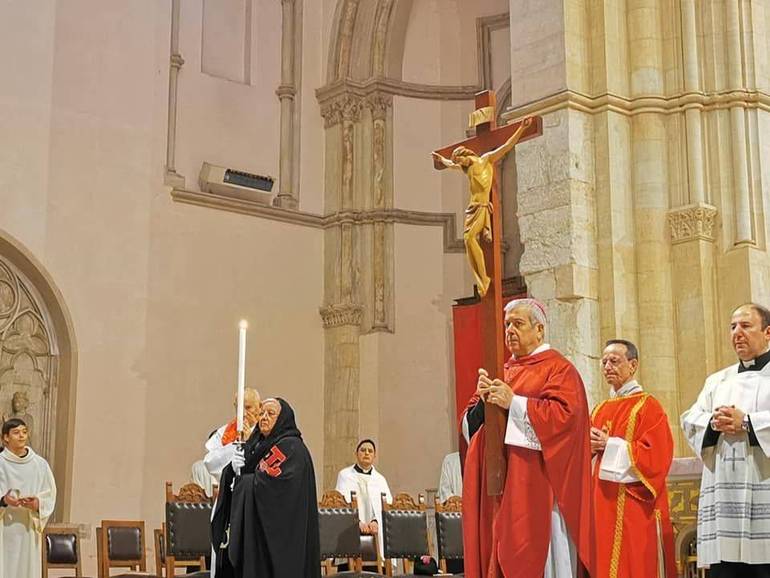 In Cattedrale l'adorazione della Croce. Mons. Checchinato: "Gesù è un messia d'amore"