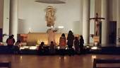 Un momento dell'adorazione di ieri a San Carlo Borromeo