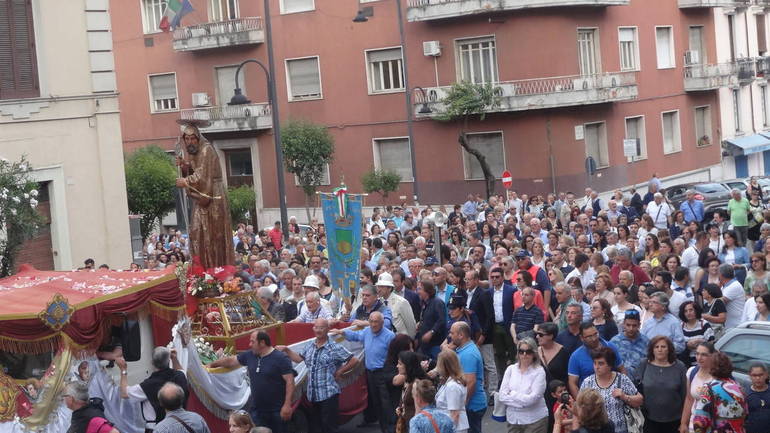 San Francesco portato in processione per la città