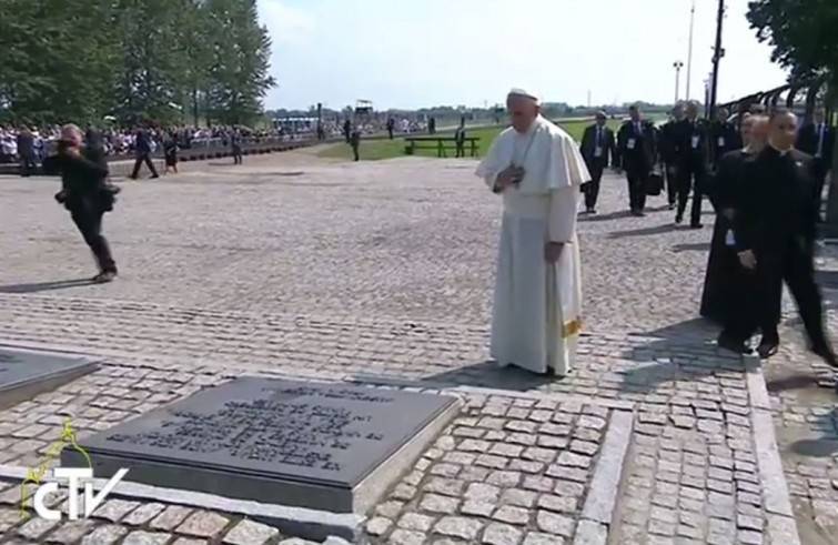 Papa Francesco: a Birkenau, l’omaggio silenzioso al Monumento delle Vittime delle Nazioni