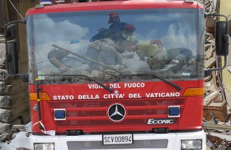 Terremoto in Centro Italia. Vigili del fuoco e Gendarmeria vaticana: gli “angeli” di Papa Francesco in aiuto alla popolazione