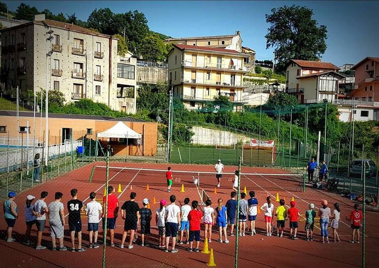 Ragazzi a scuola di mini tennis