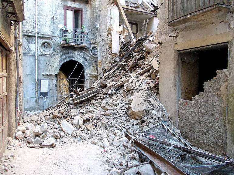 Crollo di un edificio nel centro storico bruzio